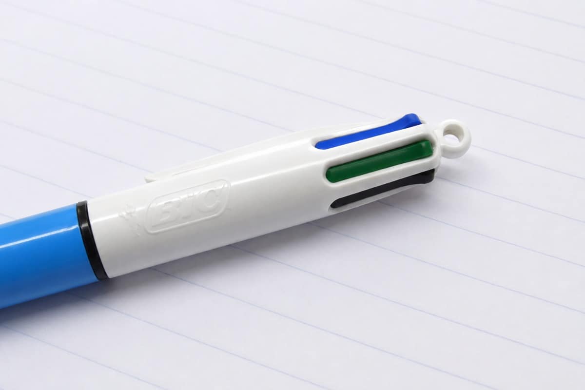 Stylo multicolore BIC sur cahier ligné